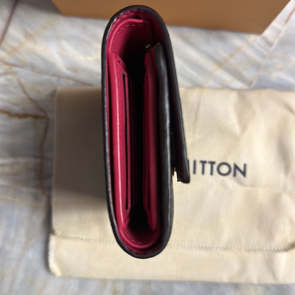 Louis Vuitton
Capucines Compact Wallet - Picture 6 of 10